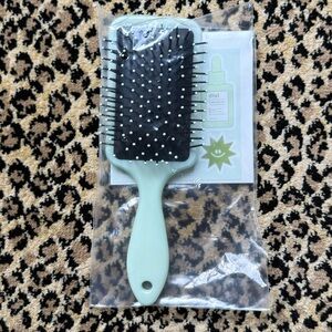 Divi hair brush (NWT)